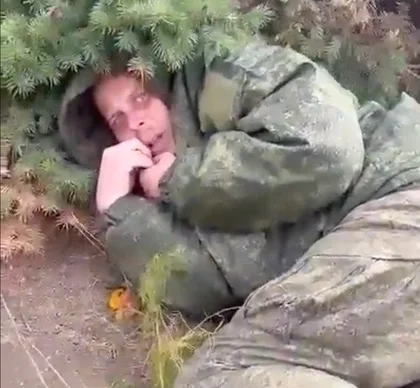 Жахливе відео: Російських солдатів жорстоко б’ють за те, що вони «вживали наркотики і через них загинули їхні товариші»