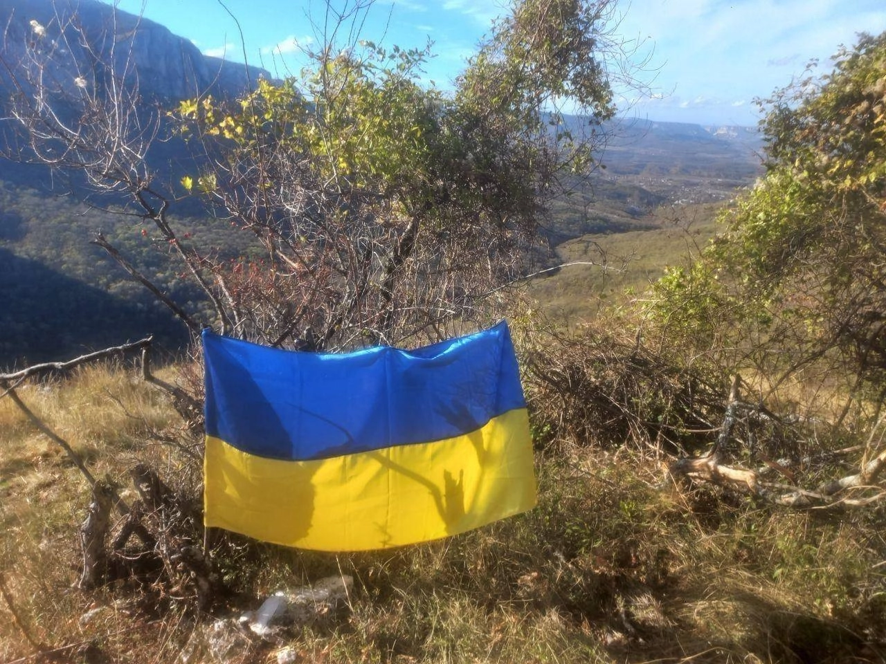 "Ми чекаємо на ЗСУ!": партизани розгорнули український прапор в окупованому Росією Криму