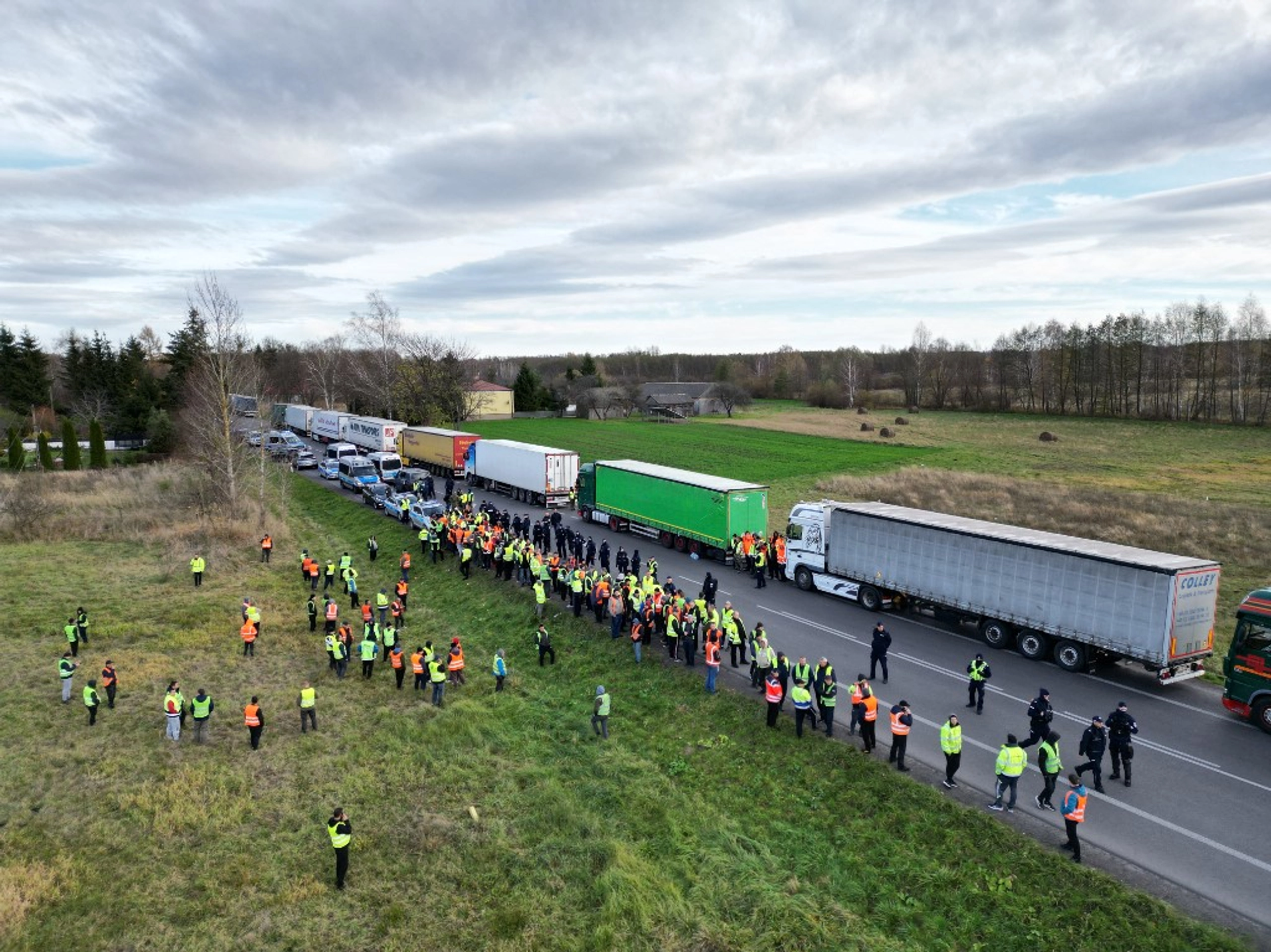 Polish Truckers Maintain Ukrainian Border Blockade Over Permit System Demands