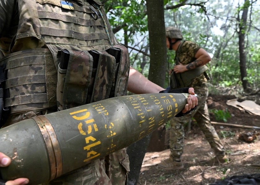 Постачання артилерії в Україну «зменшилось» після початку війни Ізраїлю та ХАМАС – Зеленський