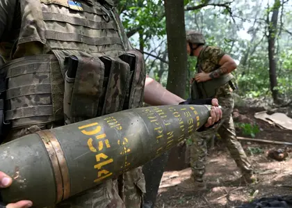 Постачання артилерії в Україну «зменшилось» після початку війни Ізраїлю та ХАМАС – Зеленський