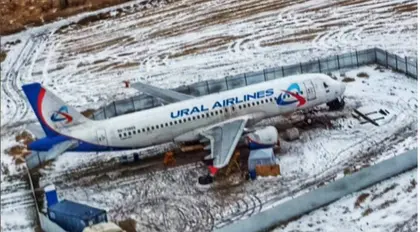 Користувачі соцмереж вправляються в дотепності з приводу того, що російський авіалайнер вже другий місяць стоїть серед поля в Сибіру