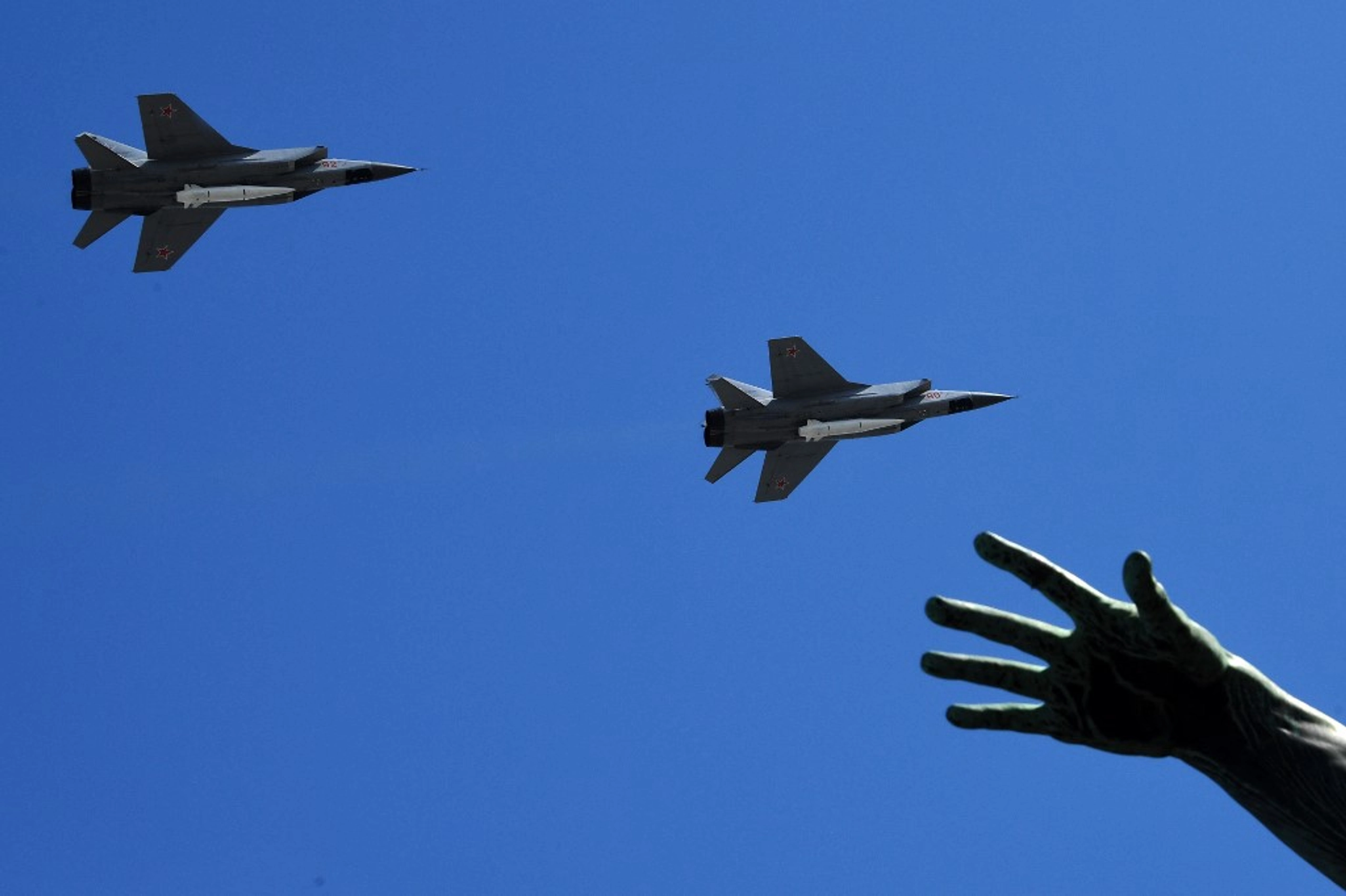 EXPLAINED: Ukraine's MiG-31 Air Raid Alert Problem