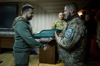 زيلينسكي يزور الجبهة الشرقية الأوكرانية وأربعة قتلى في ضربات روسية