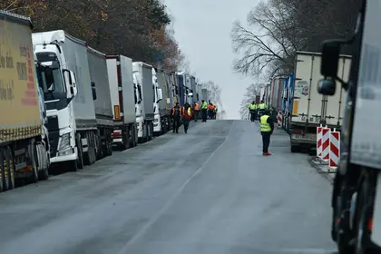 اتفاق بين كييف ووارسو لفتح مسلك حدودي إضافي للشاحنات الفارغة الآتية من أوكرانيا