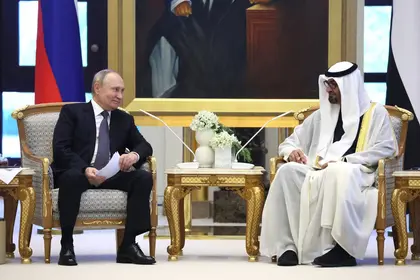 Putin Arrives in UAE, Sky Lit-Up in Colors of Russian Flag