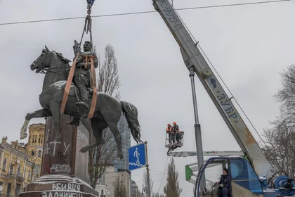 У Києві знесли памʼятник Щорсу