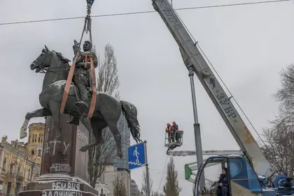 У Києві знесли памʼятник Щорсу