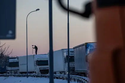 До Польщі залізницею прибула партія вантажівок з України