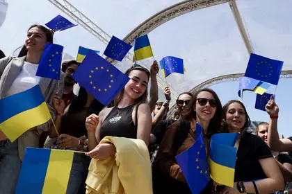 Ukrainians Voice Cautious Hopes Over EU Accession Talks