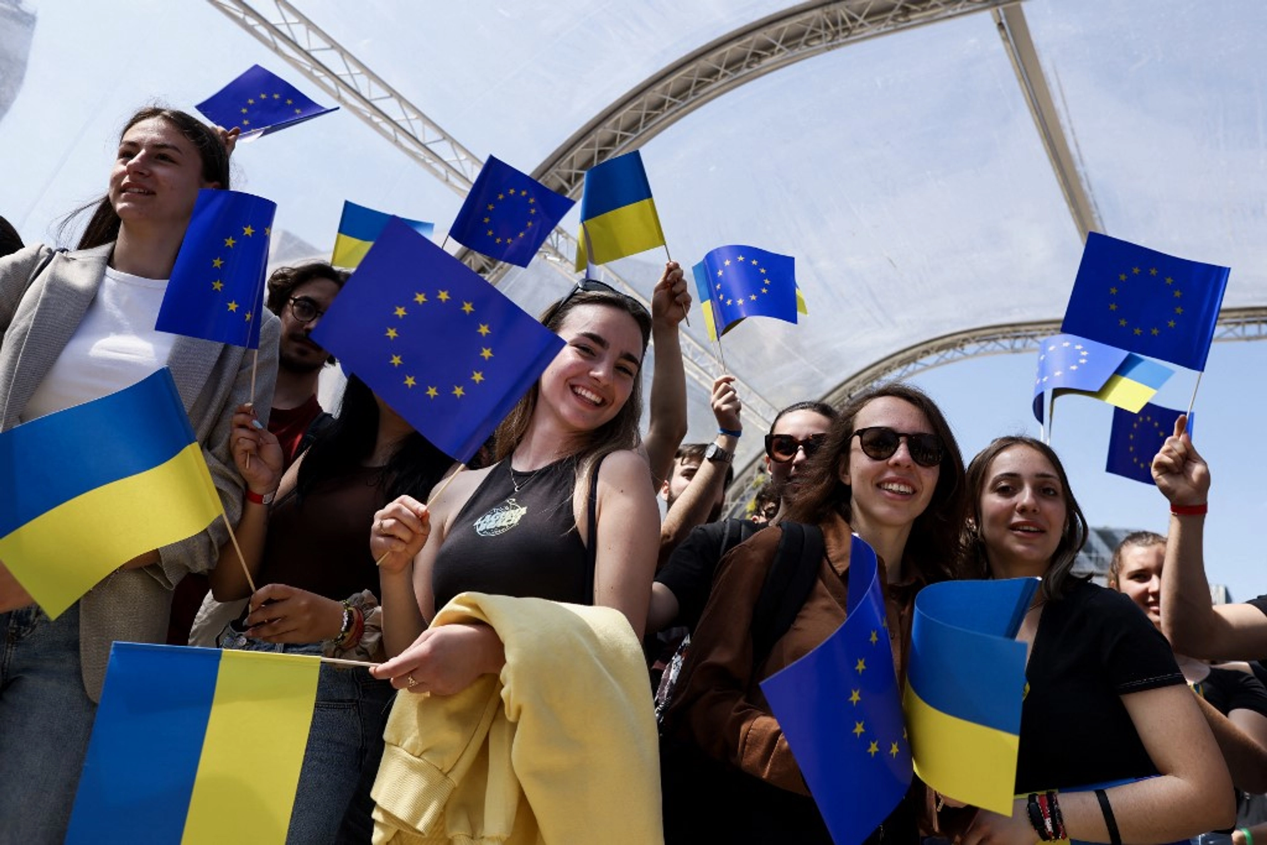 Ukrainians Voice Cautious Hopes Over EU Accession Talks