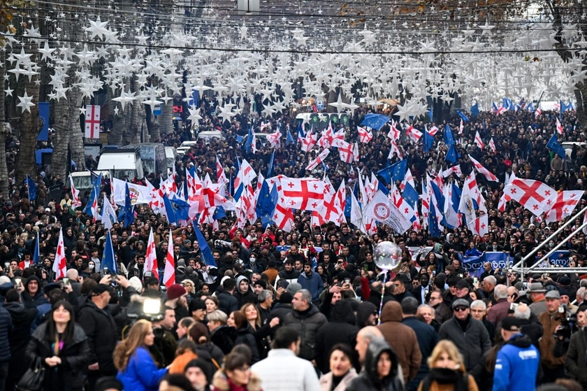 Tens of Thousands Rally in Georgia to Celebrate EU Candidate Status