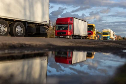 شركات النقل البولندية تعاود إغلاق معبر حدودي رئيسي مع أوكرانيا