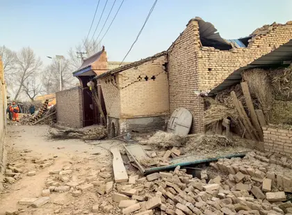 Потужний землетрус у Китаї: понад 100 загиблих, сотні поранених