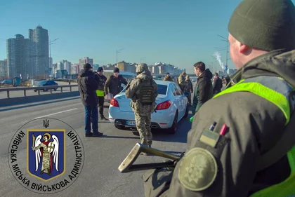 Правоохоронці розгортають блокпости та перевіряють транспорт у столиці: що відомо?