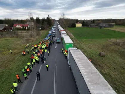 أوكرانيا تعلن فتح معبر حدودي بعد إنهاء سائقي شاحنات بولنديين إغلاقه