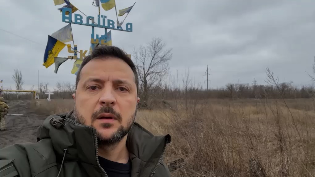 Zelensky Appears in Avdiivka, Meets Troops on Front Line