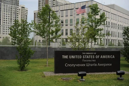 Уламки російських ракет впали неподалік посольства США в Києві