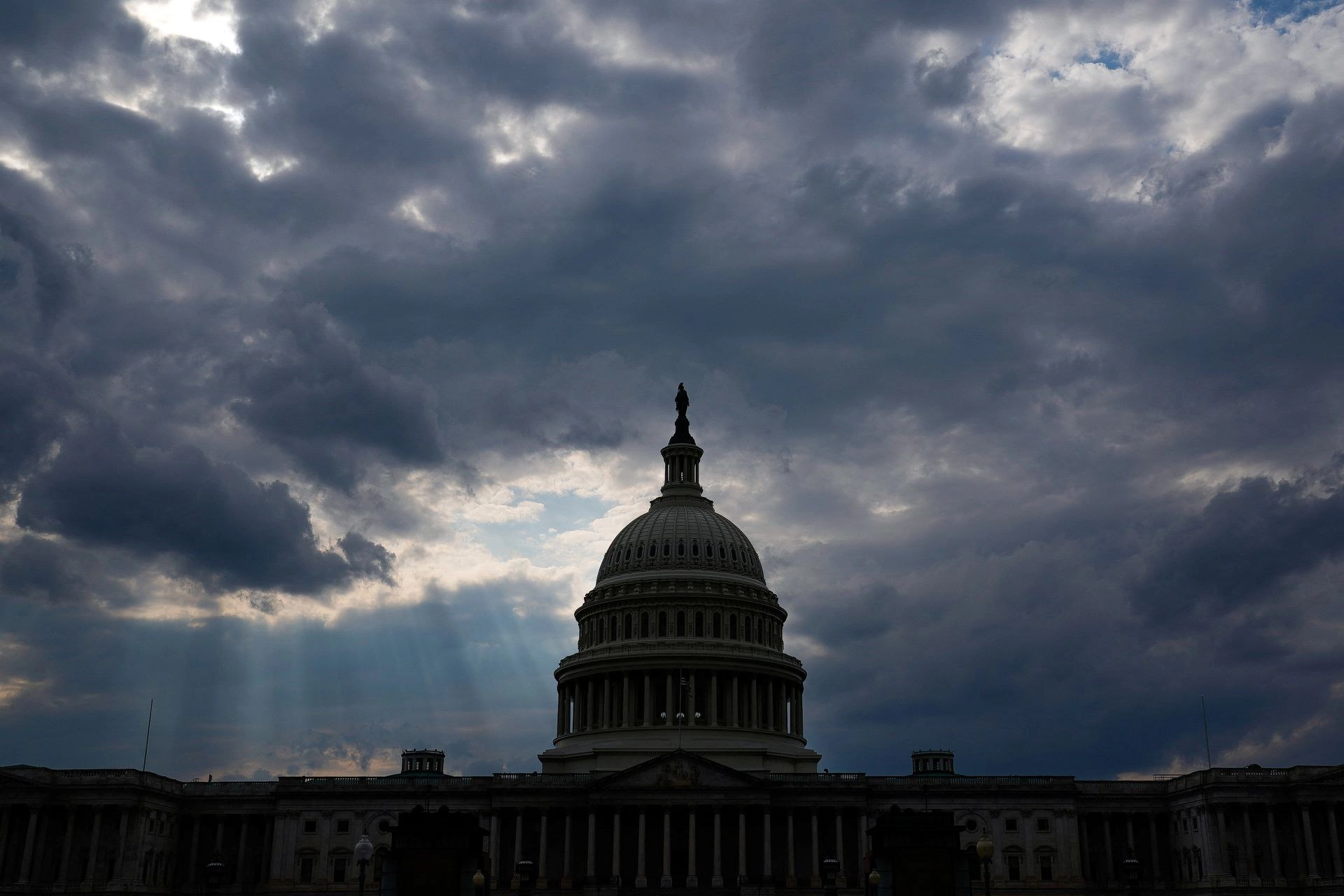 Білий дім бореться за угоду про кордон попри втручання Трампа. У Сенаті кажуть, що її перспективи стануть зрозумілі протягом двох днів