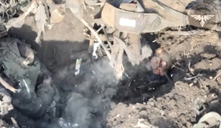 Відео: Російські військові укріплюють свої бліндажі трупами своїх солдатів