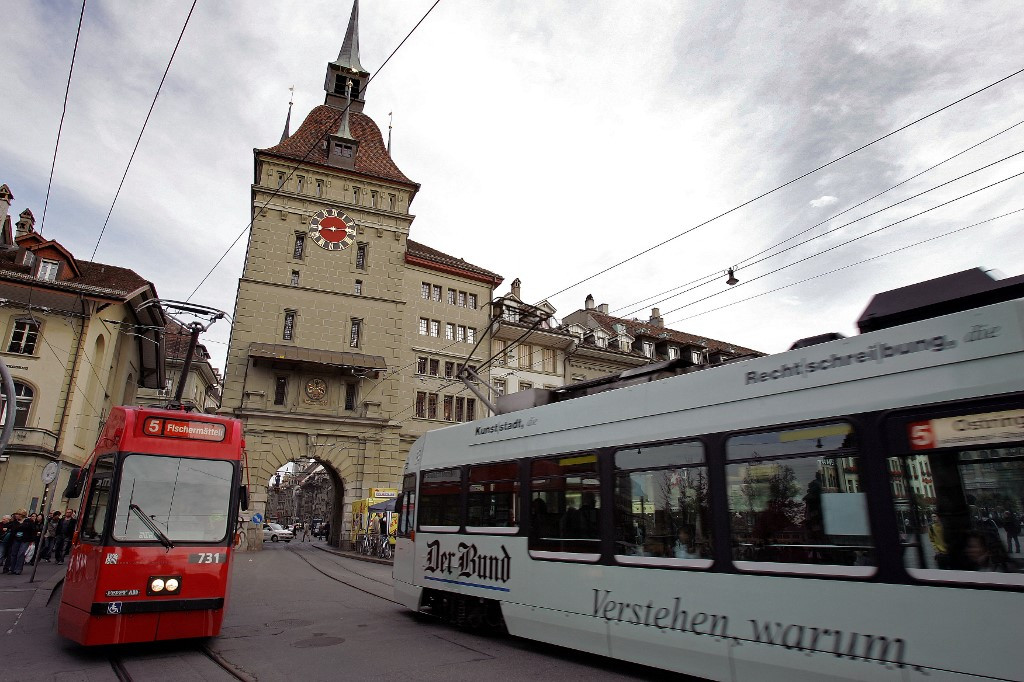 Швейцарія відправила в Україну десятки трамваїв