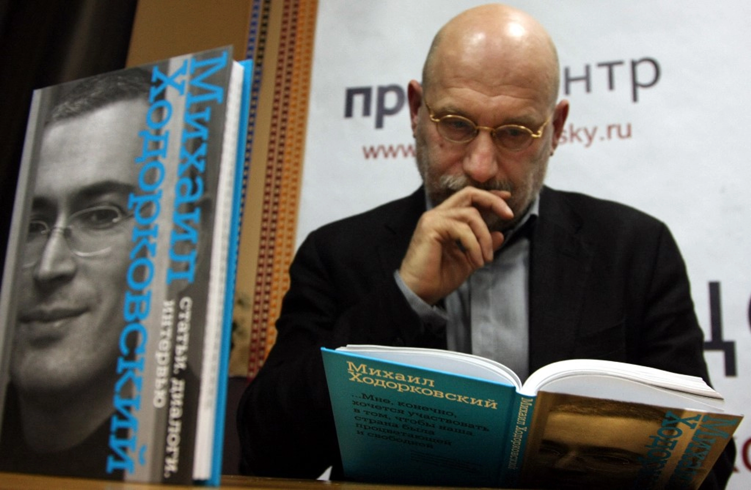 Renowned Russian Writer Boris Akunin Labeled ‘Foreign Agent’