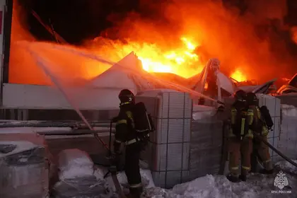 Video: Colossal Warehouse Fire in St. Petersburg