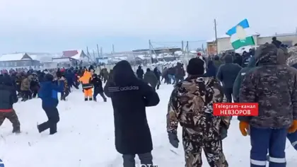 Người biểu tình đụng độ với cảnh sát ở thị trấn xa xôi của Nga sau khi nhà hoạt động bị kết án