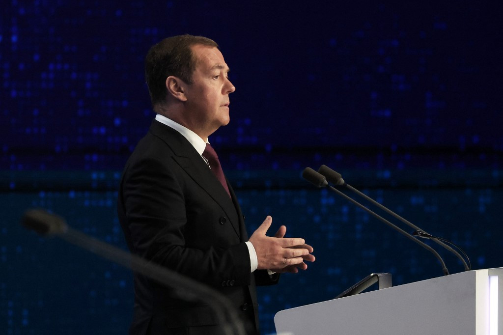 Россия запрещает украинцам посещать школы на оккупированных территориях, Медведев заявляет о «геноциде»