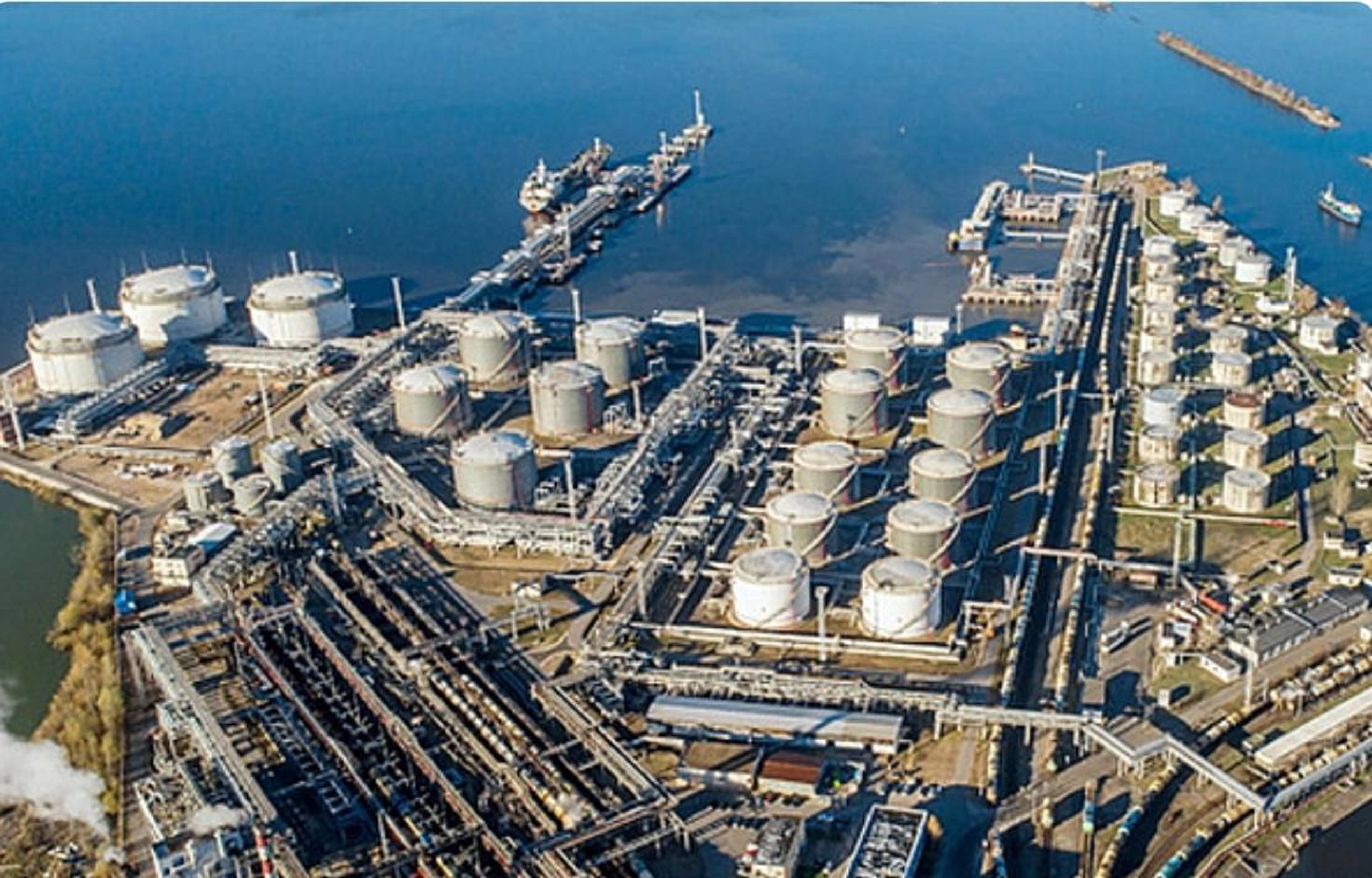 Українські дрони влучили в нафтобазу в Петербурзі, пролетівши над палацом Путіна на Валдаї