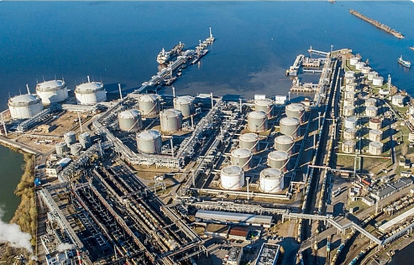 Українські дрони влучили в нафтобазу в Петербурзі, пролетівши над палацом Путіна на Валдаї