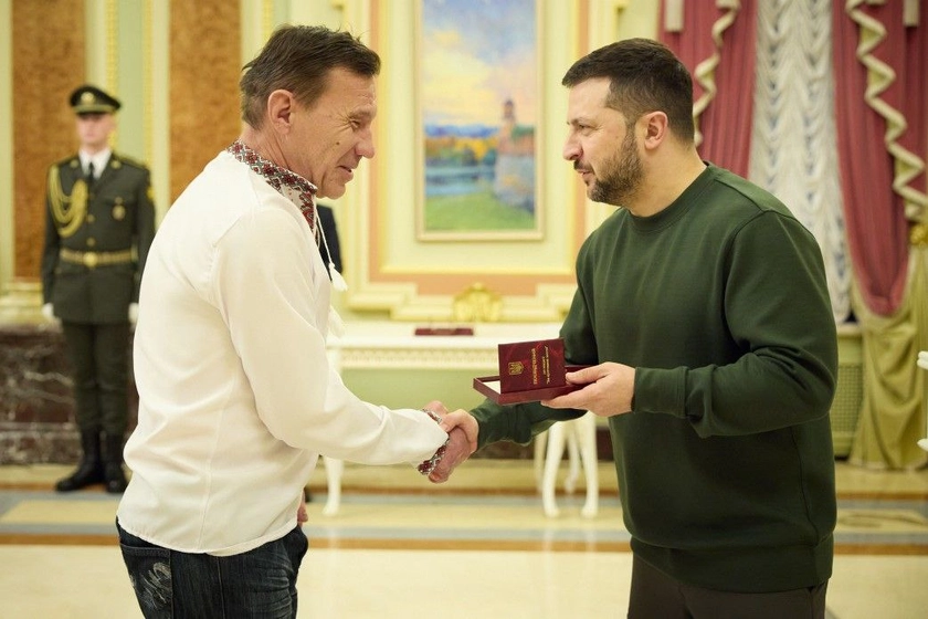 Зеленський нагородив слюсара з Одеси, який рятував дітей з палаючого будинку