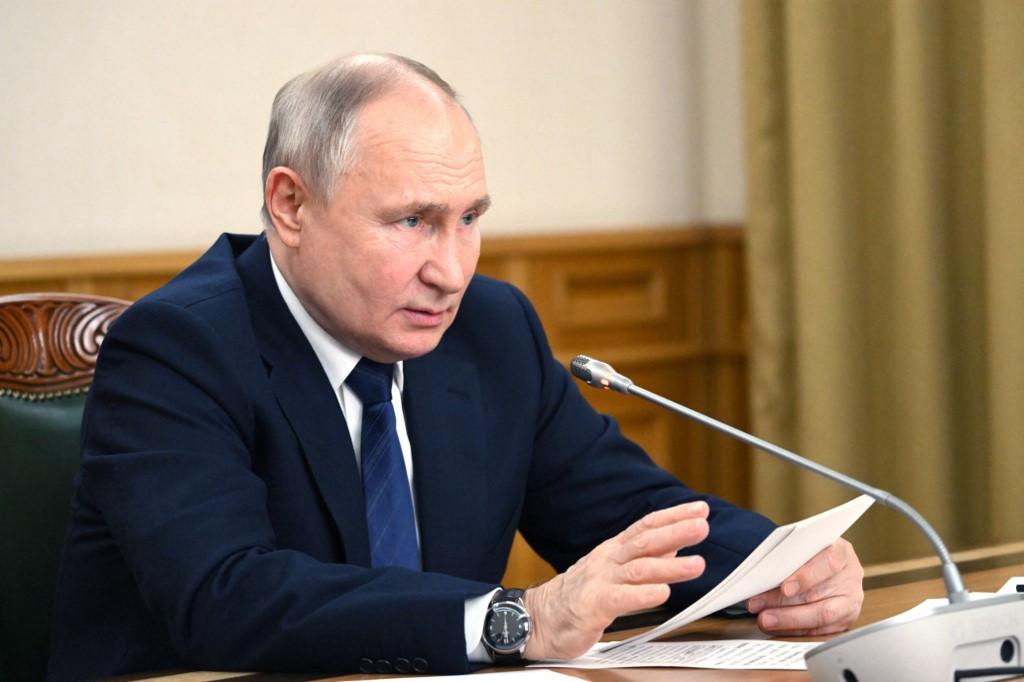 Путин заявил, что Россией не должны управлять «уроды, показывающие спину»