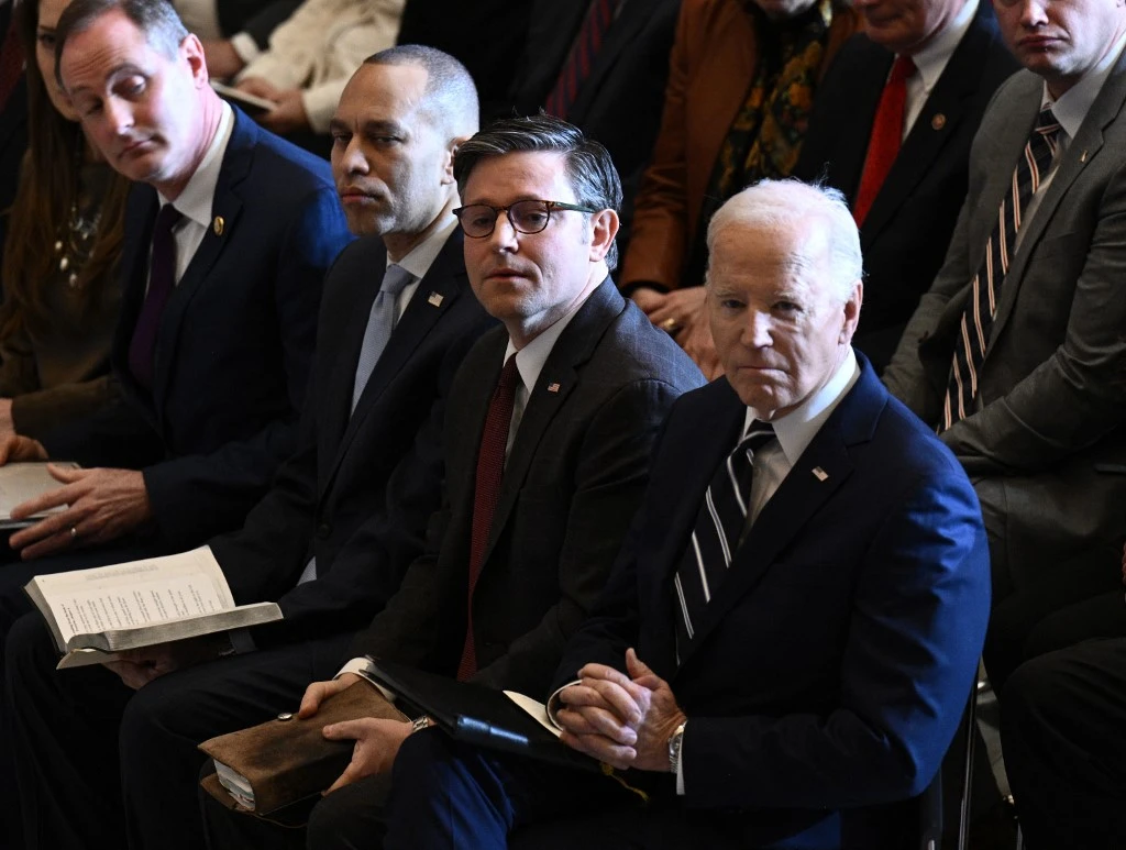 US Senators Set Vote on Precarious Ukraine Aid Package