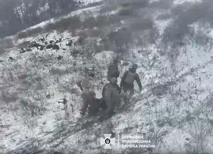 Як пораненого українського прикордонника врятували за допомогою дрона: вражаючі кадри