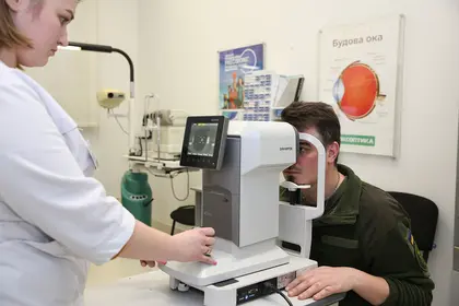 Українська мережа оптик допомагає захисникам покращити зір