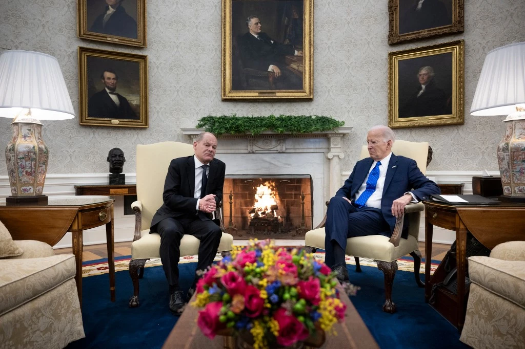 Scholz, Biden Warn on Ukraine Aid amid US Impasse