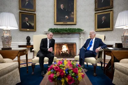 Scholz, Biden Warn on Ukraine Aid amid US Impasse