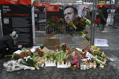 Navalny's 'Killers' Refusing to Hand Over Body, Detaining Mourners