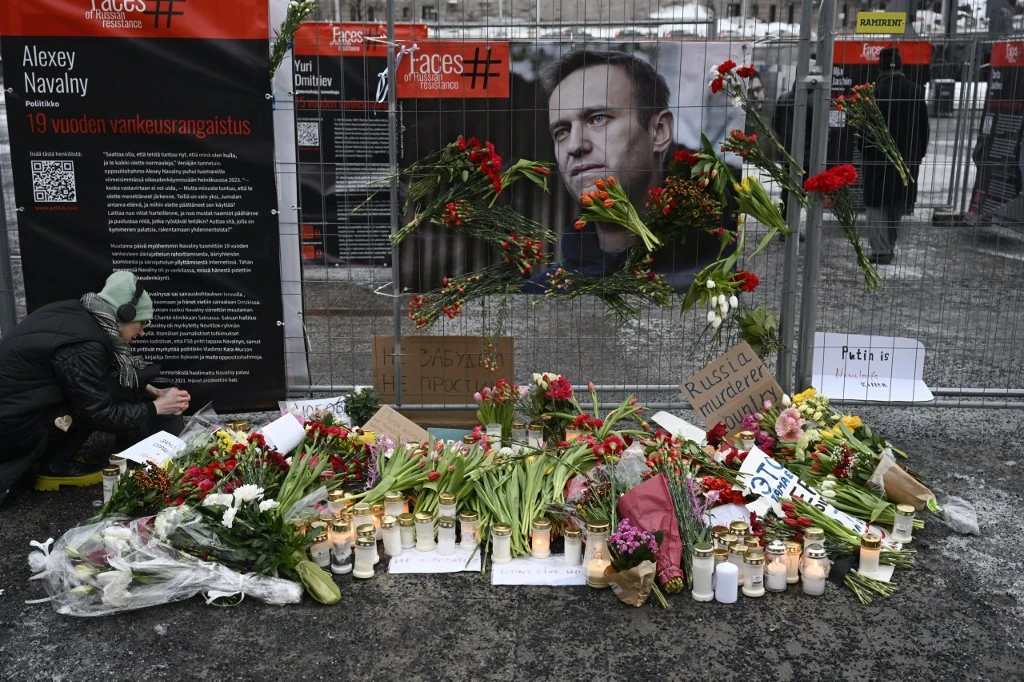 Navalny's 'Killers' Refusing to Hand Over Body, Detaining Mourners