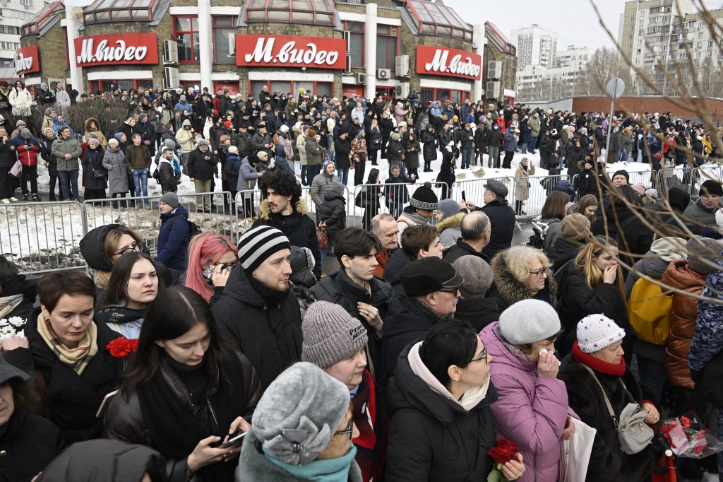 Thousands Gather for Navalny Funeral as Kremlin Warns Against Protests
