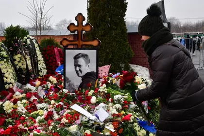 Russians Chant ‘Ukrainians Are Good People’ at Navalny Funeral