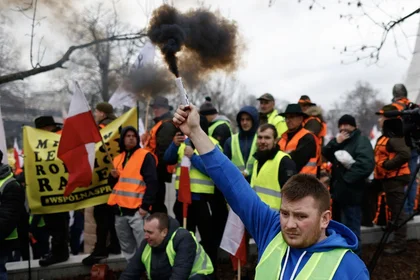 Smoke Bombs, Firecrackers – Angry Polish Farmers Descend on Poland’s Capital