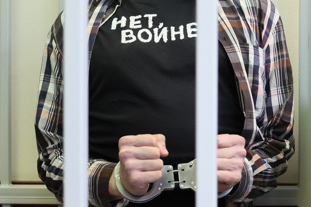 Russia Jails Journalist for Criticizing Ukraine Offensive