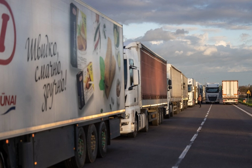 Перед Різдвом у черзі на польсько-українському кордоні застрягли сотні вантажівок