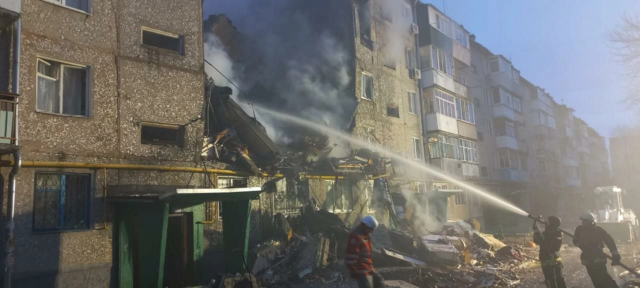 "Шахед" вдарив по багатоповерхівці в Сумах, є загиблі