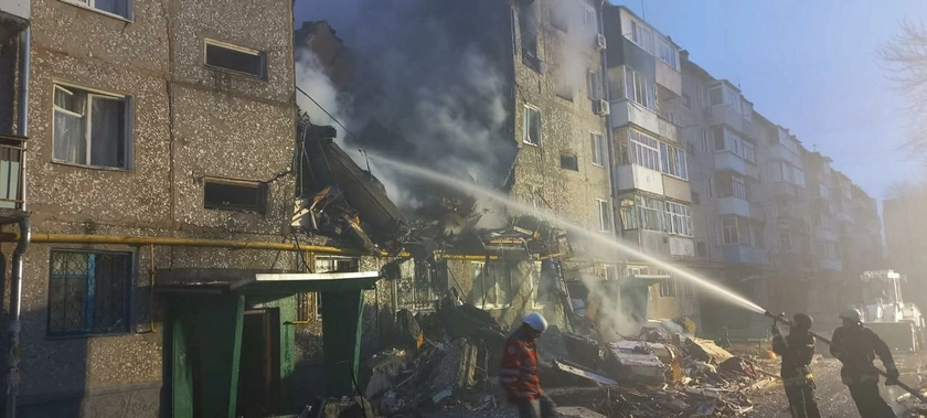 "Шахед" вдарив по багатоповерхівці в Сумах, є загиблі