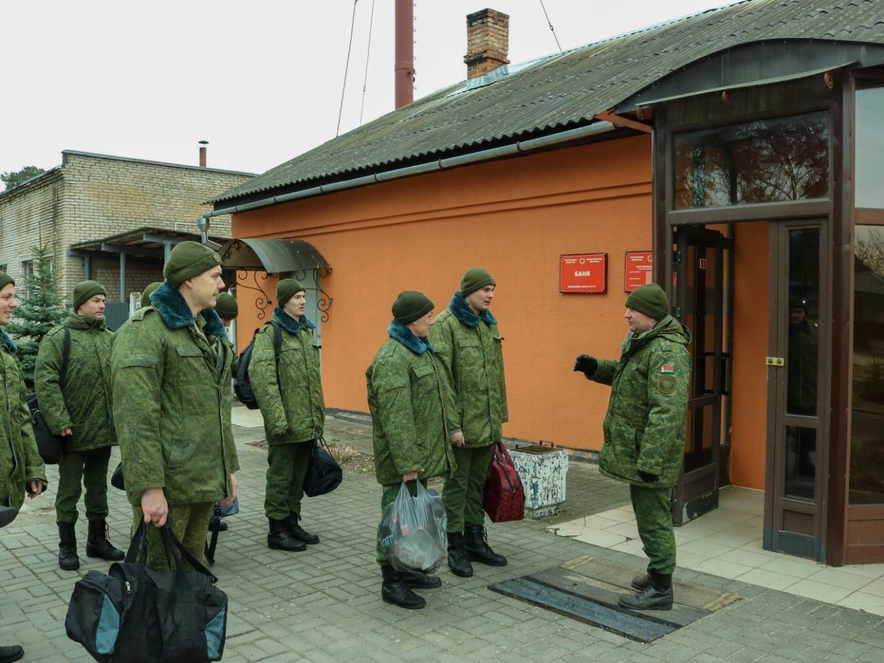 Belarus Calls Up Reservists in Readiness Drills, Unloads Tanks Near Lithuania