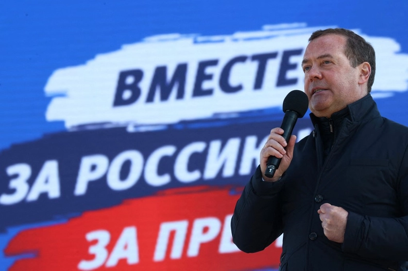 У Росії Медведєв редагує шкільні підручники з історії — СЗРУ