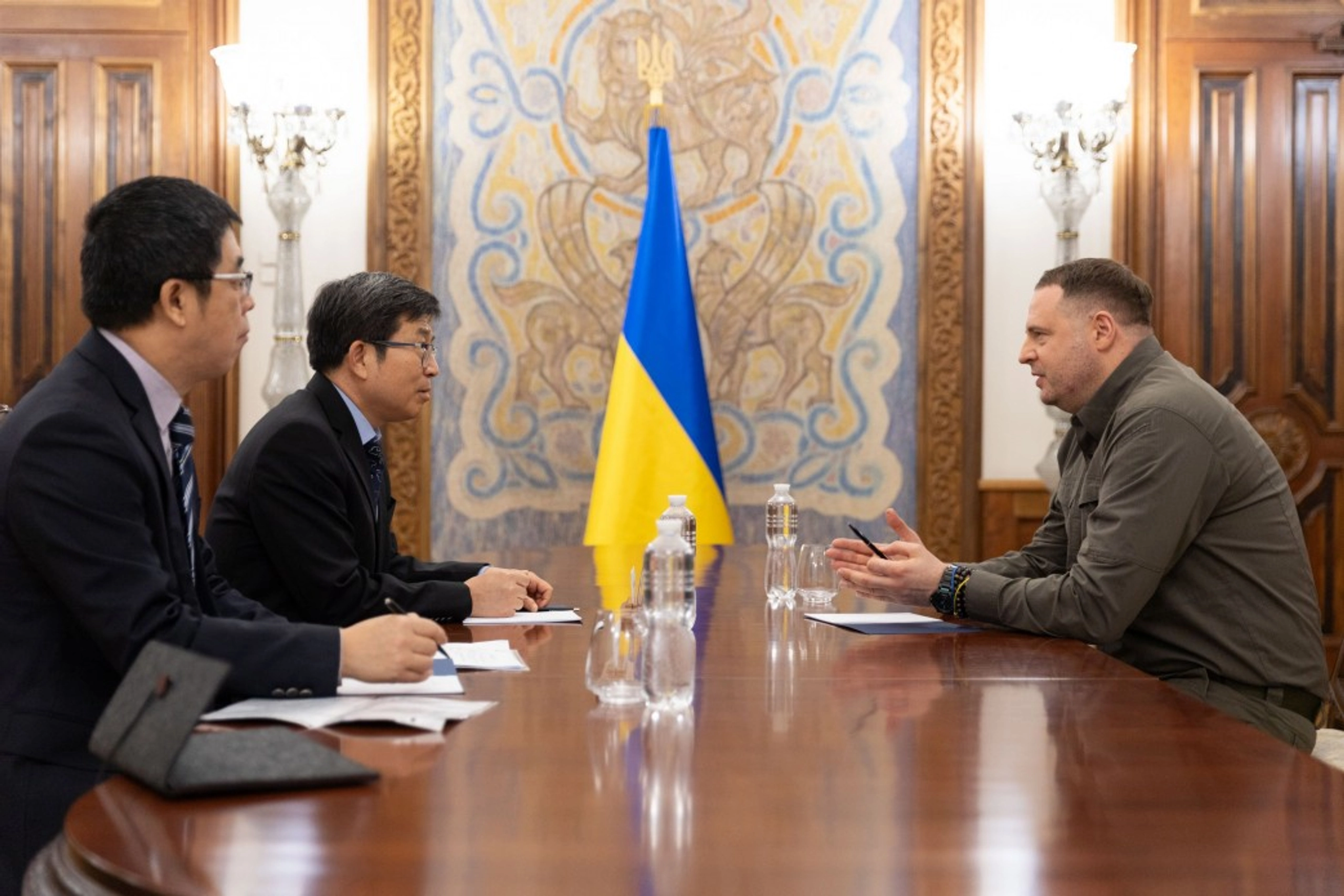 Пекін розглядає участь у Глобальному саміті миру в Швейцарії - посол Китаю